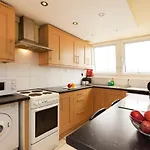 Victoria Centre Apartments In The Victoria Centre Shopping Centre - Nottingham City Centre - 24 Hour Access - Most Central Location, Kitchen - Sunday Check-Out 1Pm - Opposite Hilton By Restaurants & Shops - Outdoor Parking Cars Or Vans Five Pounds A