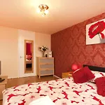 Victoria Centre Apartments In The Victoria Centre Shopping Centre - Nottingham City Centre - 24 Hour Access - Most Central Location, Kitchen - Sunday Check-Out 1Pm - Opposite Hilton By Restaurants & Shops - Outdoor Parking Cars Or Vans Five Pounds A