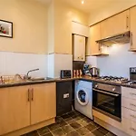 De Luxe Short Stay-Sports Ground View