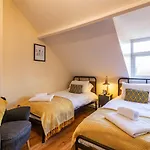 De Luxe Short Stay-Sports Ground View