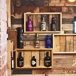 Onpoint Apartments-Large House Near Centre With Bar!