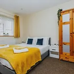 Home From Home 1 King Size Bed Apartment Near Hospital & Tennis