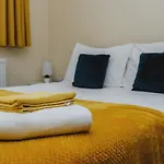 Home From Home 1 King Size Bed Apartment Near Hospital & Tennis