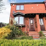 Comfortable 2 Bedroom House With Free Parking