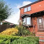 Comfortable 2 Bedroom House With Free Parking
