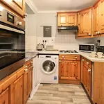 Comfortable 2 Bedroom House With Free Parking