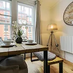 Spacious, Elegant City Centre Apartment With Free Wifi
