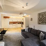 Spacious, Elegant City Centre Apartment With Free Wifi