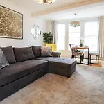 Spacious, Elegant City Centre Apartment With Free Wifi