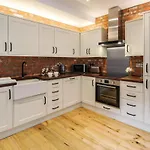 Spacious, Elegant City Centre Apartment With Free Wifi