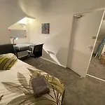 2 Bed 1St Floor Flat Near Centre