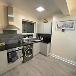 2 Bed 1St Floor Flat Near Centre