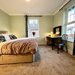 The Lily•Central Beeston•Private Apartment•Smarttv•Free Wi-Fi•Tram•