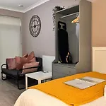 Cosy & Convenient Space Near M1, Em Airport & City