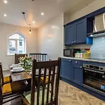 The Church House - 3 Bedroom House + Free Parking