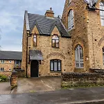 The Church House - 3 Bedroom House + Free Parking