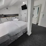 Nottingham Forest Rd, Short Stays