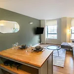 Modern 2 Bedroom Apartment By Train Station