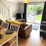 Claygate Place - Entire 2 Bed House, Off Street Parking - Perfect For Holiday Breaks Or Contractors