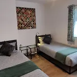 Contemporary 3 Bedroom House With Garden And Private Parking