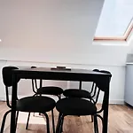 Large Room In Modern House Near Nottingham