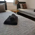 Contemporary 3 Bedroom House With Garden And Private Parking