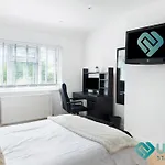 Hot Tub Bliss Awaits 3-Bed Home In Nottingham - Near City Hospital, Sherwood Shops, Qmc & Close To City Centre