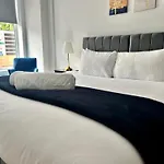 Modern Apartment Off-Road Parking King Bed Suite 2
