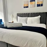 Modern Apartment Off-Road Parking King Bed Suite 2