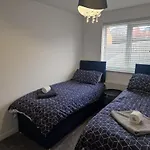 2 Bed Semi, Houses Up To 4 People, Free Parking, Wi-Fi, M1 & Ema Direct Link, Transport Links, Private Garden