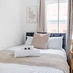 Lovely Refurbished 2 Bedroom Apartment