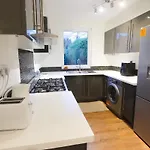 Modern 4-Bed Home Sleeps 8 Close To City Centre Parking Available - Exc Restricted Hours