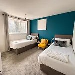 3Br Home - Private Parking - Monthly Discounts