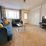 3Br Home - Private Parking - Monthly Discounts