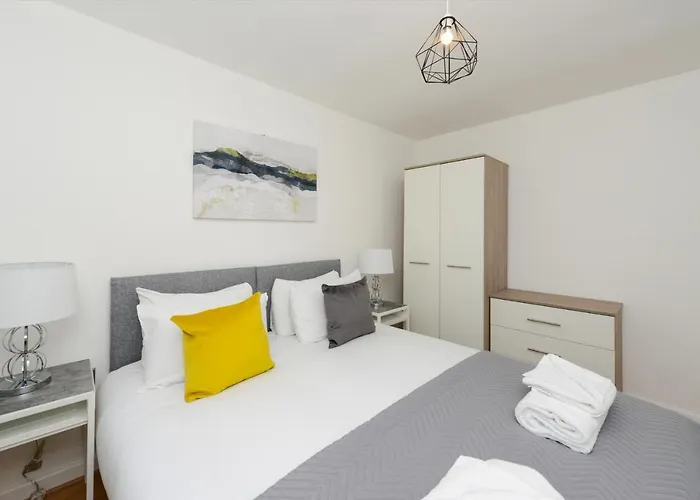 The Zone - Vibrant City Centre Apartment