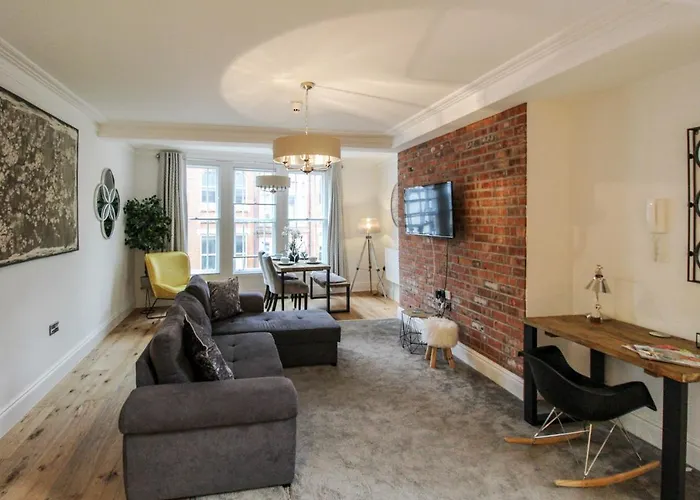 Spacious, Elegant City Centre Apartment With Free Wifi