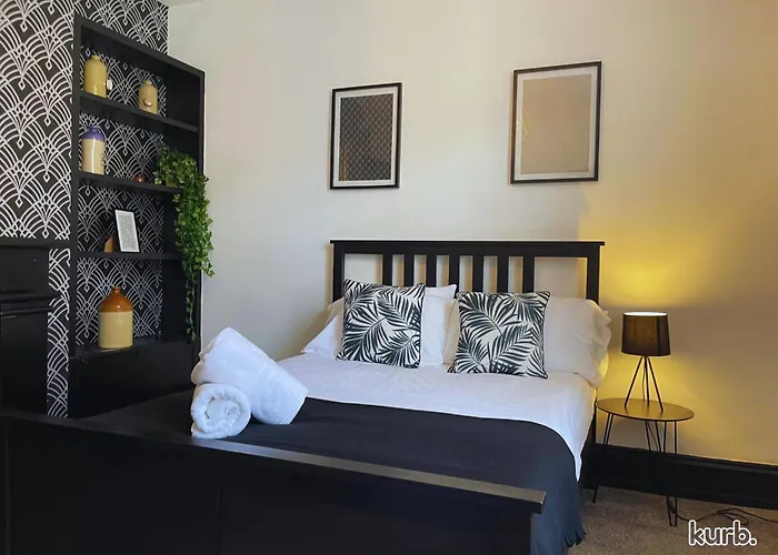 The Church House - 3 Bedroom House + Free Parking