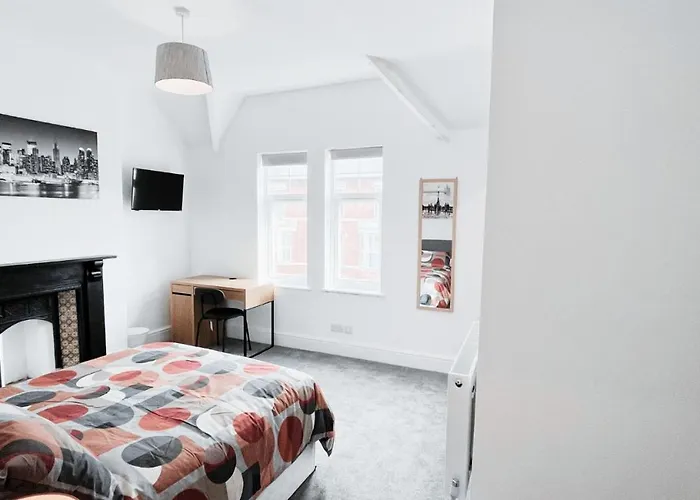 Large Room In Modern House Near Nottingham