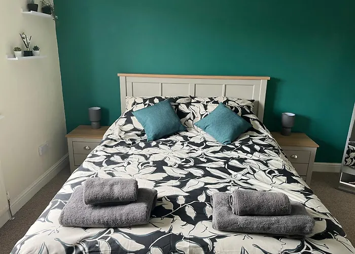 Claygate Place - Entire 2 Bed House, Off Street Parking - Perfect For Holiday Breaks Or Contractors