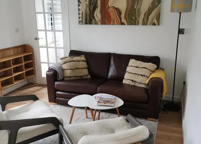 Contemporary 3 Bedroom House With Garden And Private Parking