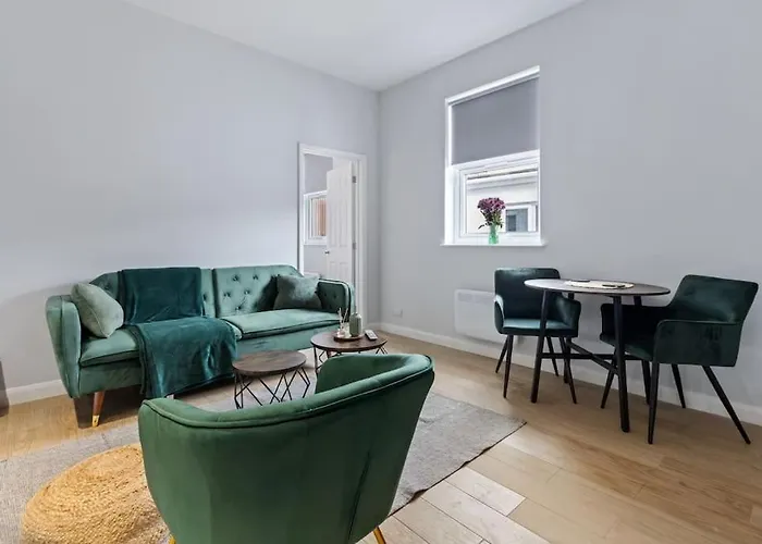 Modern Apartment Off Road Parking Spacious Double Bed Suite 7