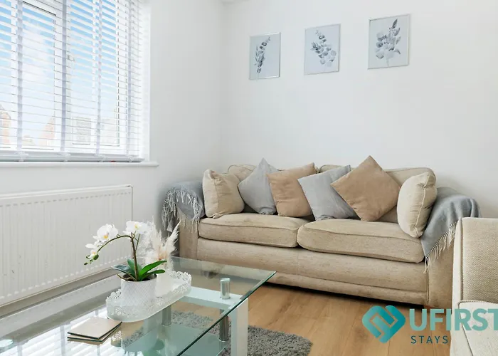 Hot Tub Bliss Awaits 3-Bed Home In Nottingham - Near City Hospital, Sherwood Shops, Qmc & Close To City Centre