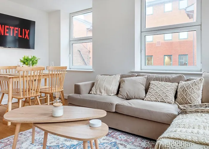 Lovely Refurbished 2 Bedroom Apartment