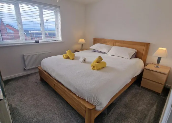 2 Bed Semi, Houses Up To 4 People, Free Parking, Wi-Fi, M1 & Ema Direct Link, Transport Links, Private Garden