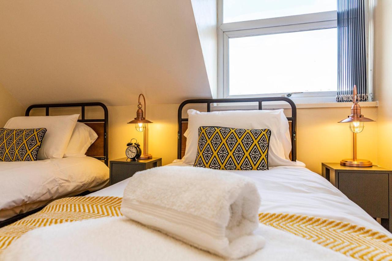 De Luxe Short Stay-sports Ground View *