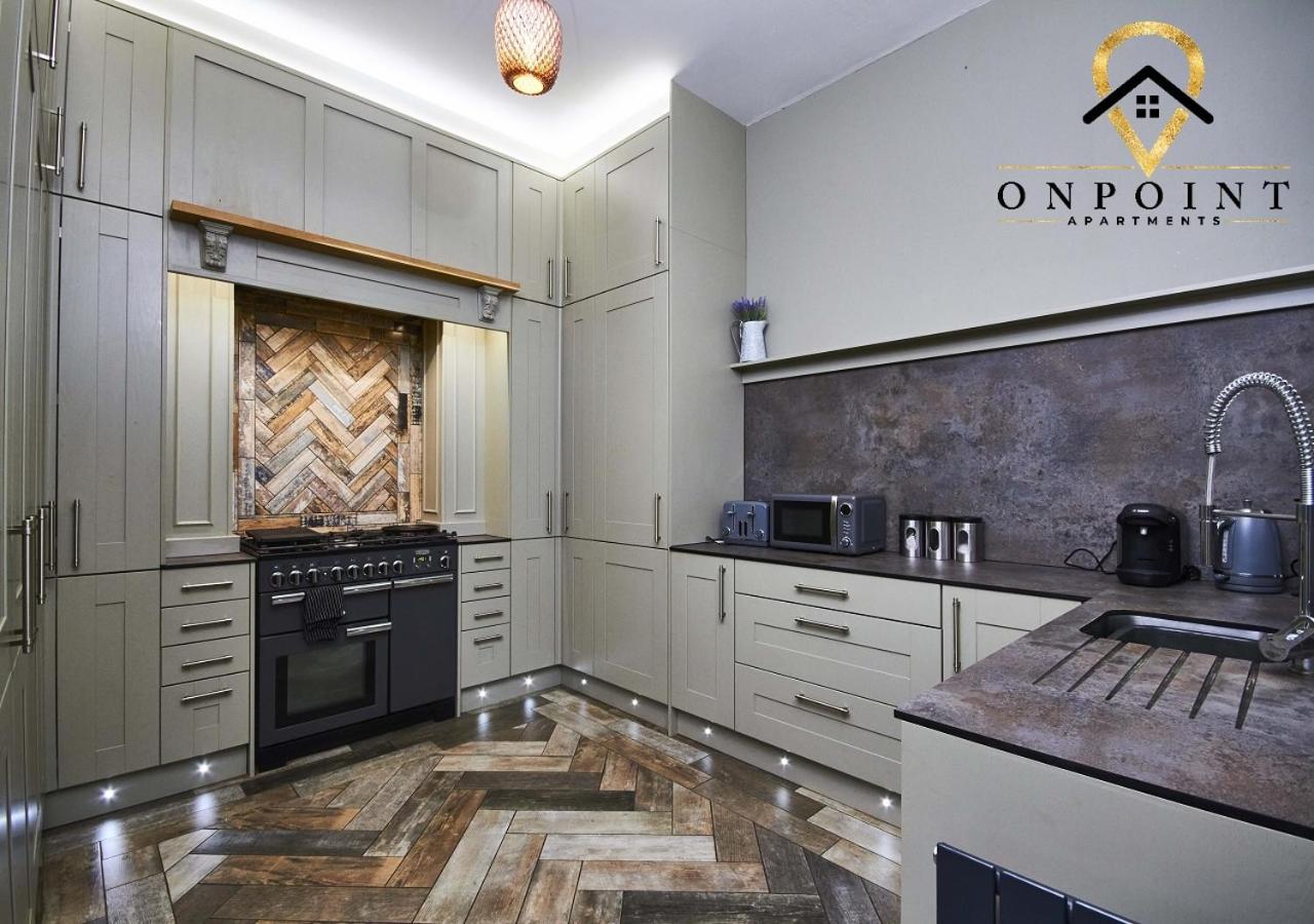 Onpoint Apartments-large House Near Centre With Bar! Holiday home