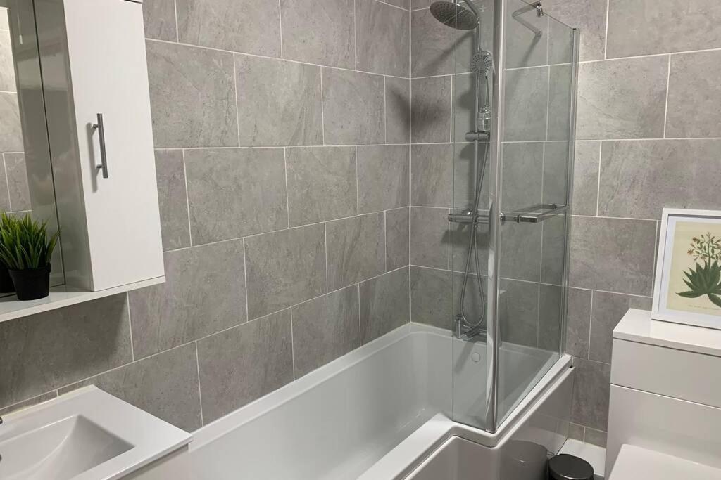 Apartment Smart 1 Bed With Sofa Bed