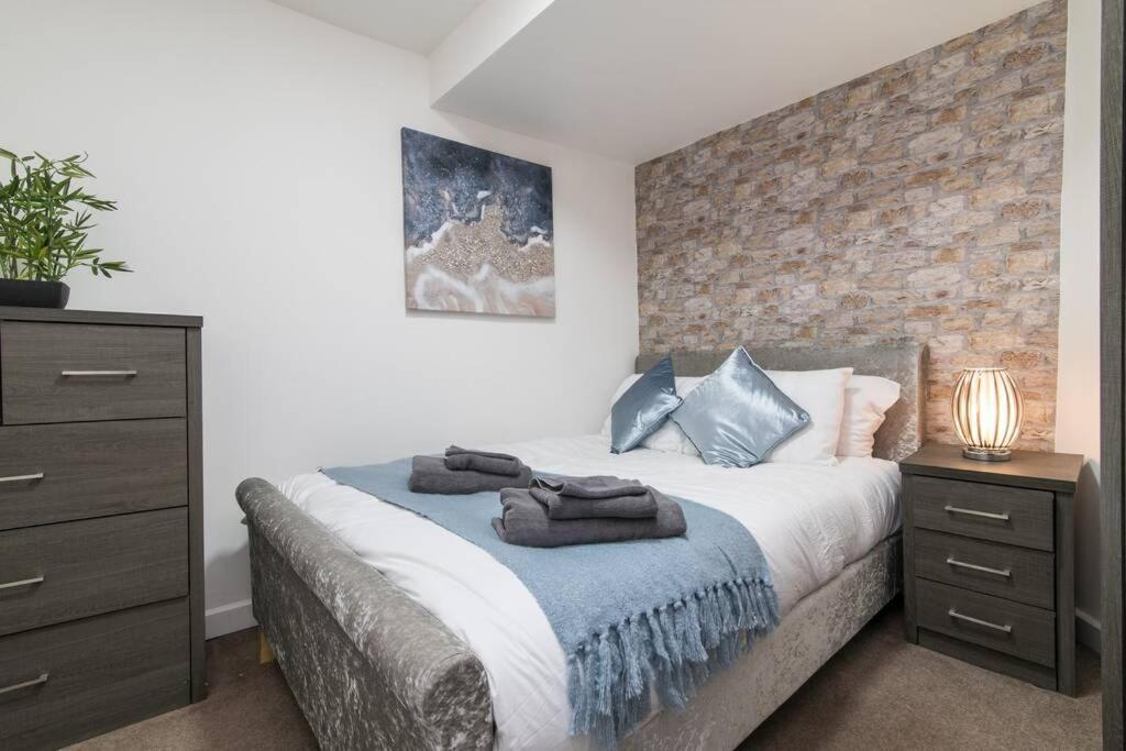 Luxury Hot Tub + 3 Double Bedrooms And Pool Table Apartment *