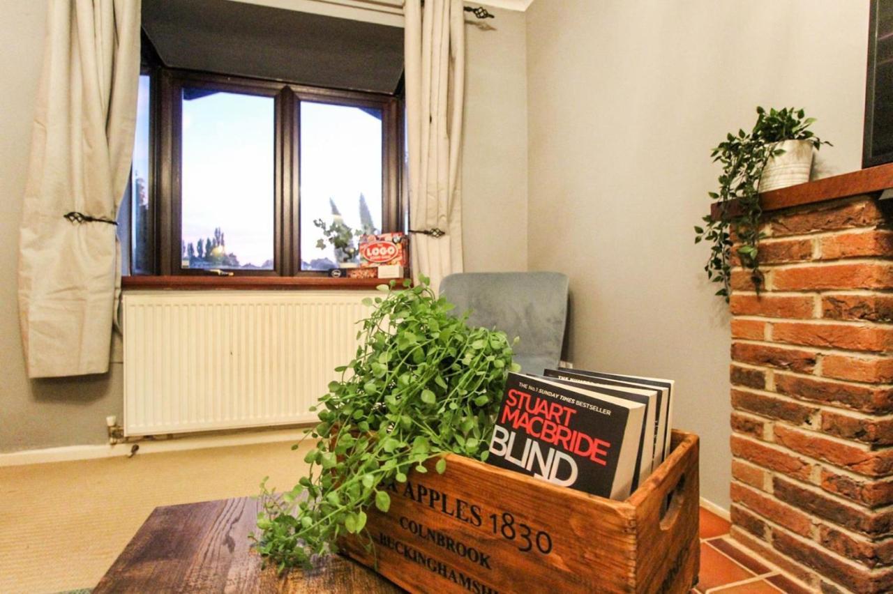 Comfortable 2 Bedroom House With Free Parking Casa de férias *
