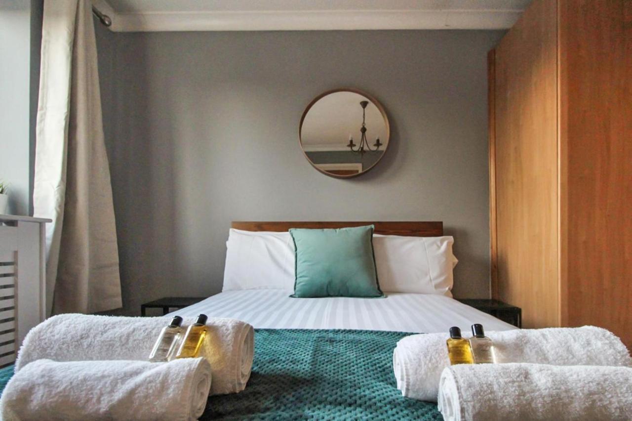Comfortable 2 Bedroom House With Free Parking Casa de férias